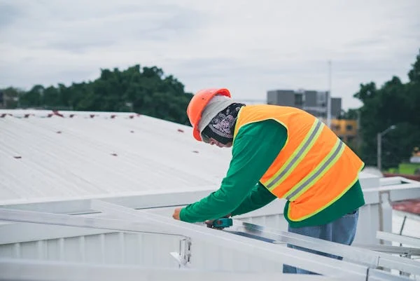 Van Persoonlijke Transformatie tot een Sterk Dak: De Parallellen tussen Zelfzorg en Woningonderhoud
